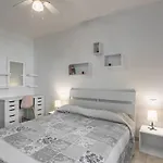 Guesthost - Modern With Wifi! Viareggio