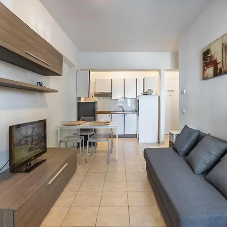 Guesthost - Modern With Wifi! Viareggio